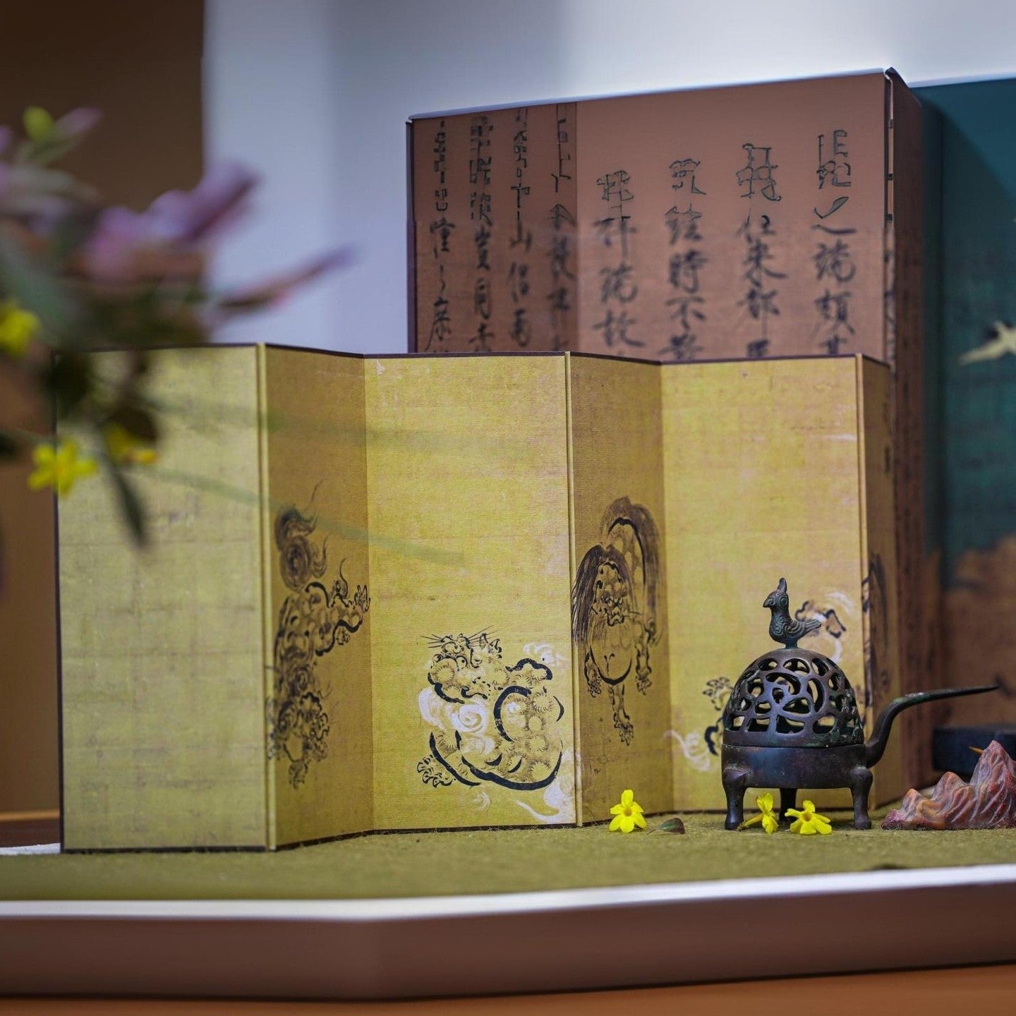 Japanese Zen "Dancing Lions" Mini Folding Screen (Byōbu) | Golden Leaf Double-Sided Guardian Lion Art | Traditional Komainu Desktop Décor | Wabi-Sabi Oriental Gift