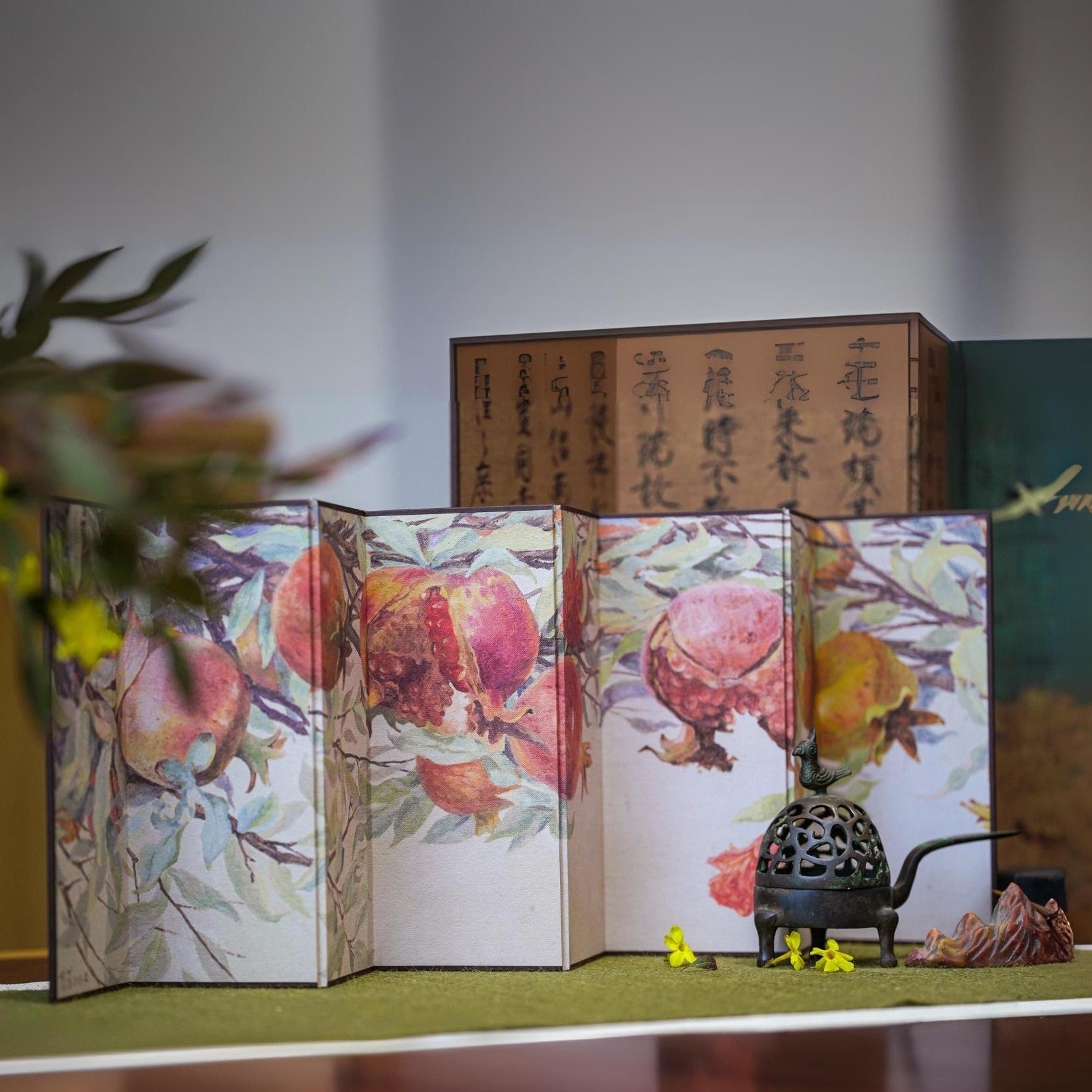 Pomegranate Folding Screen Miniature — Japanese-Inspired Desk Décor for Tea Room, Study & Display Cabinet