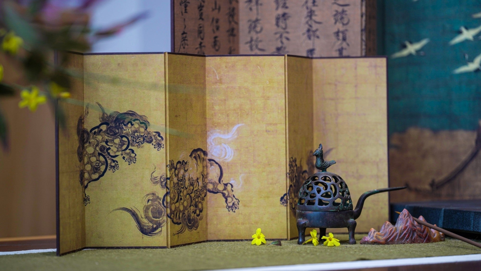 Japanese Zen "Dancing Lions" Mini Folding Screen (Byōbu) | Golden Leaf Double-Sided Guardian Lion Art | Traditional Komainu Desktop Décor | Wabi-Sabi Oriental Gift