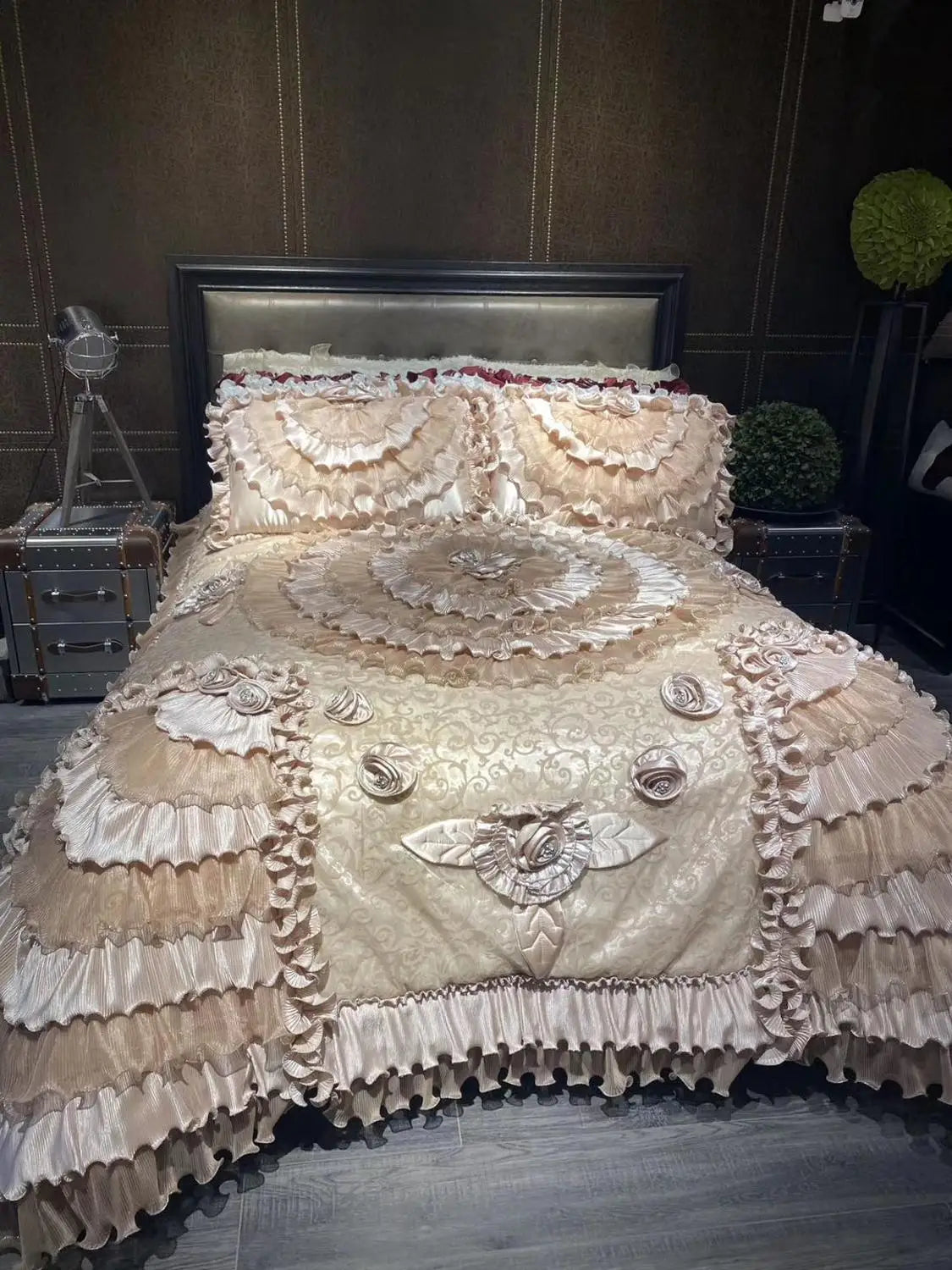DecorBites™ Jacquard Rose Lace Bedding Set, Luxurious European Style, Red & Champagne