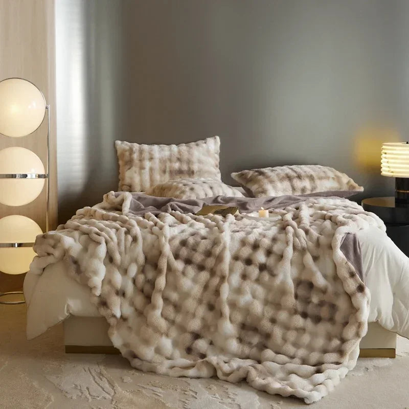 DecorBites™ Cozy Fleece Throws - Soft Plaid Blankets for Warmth and Comfort