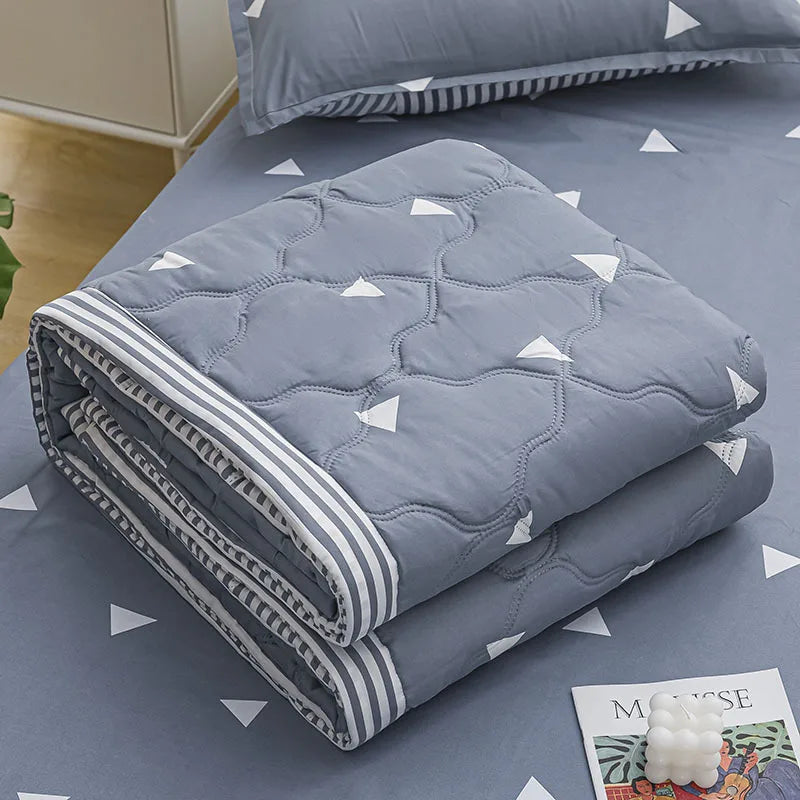 DecorBites™ Daisy Print Quilted Summer Quilt Set in Soft Breathable Fabric