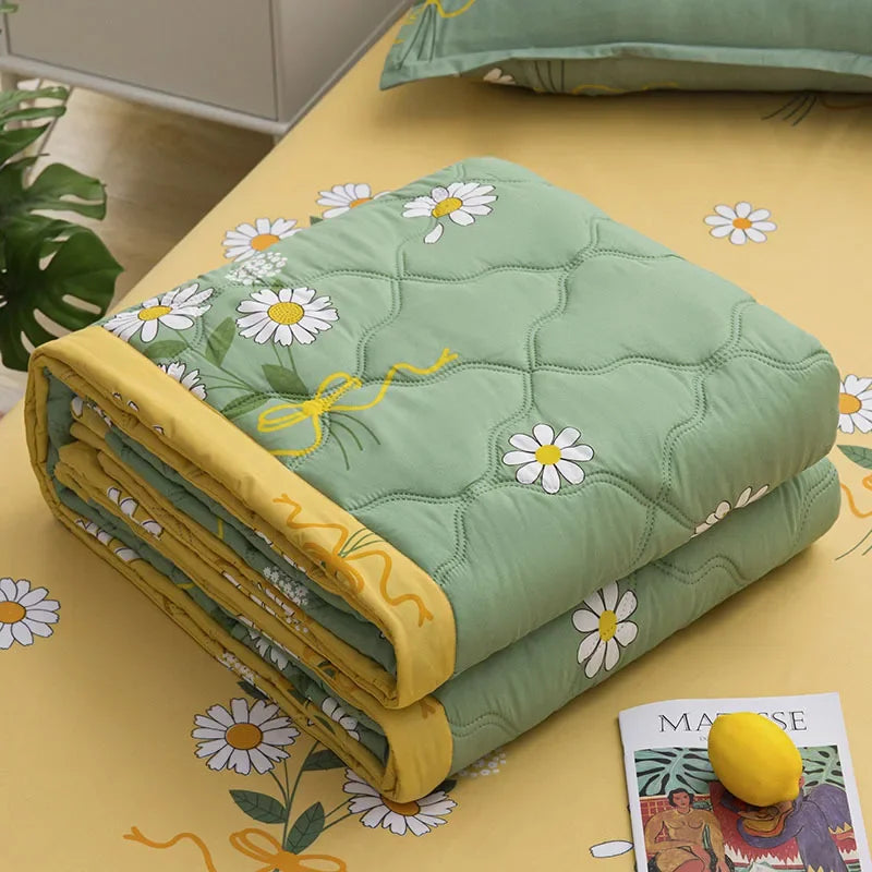 DecorBites™ Daisy Print Quilt for Spring Summer, Queen Size, Mechanical Wash, Comfortable Blanket
