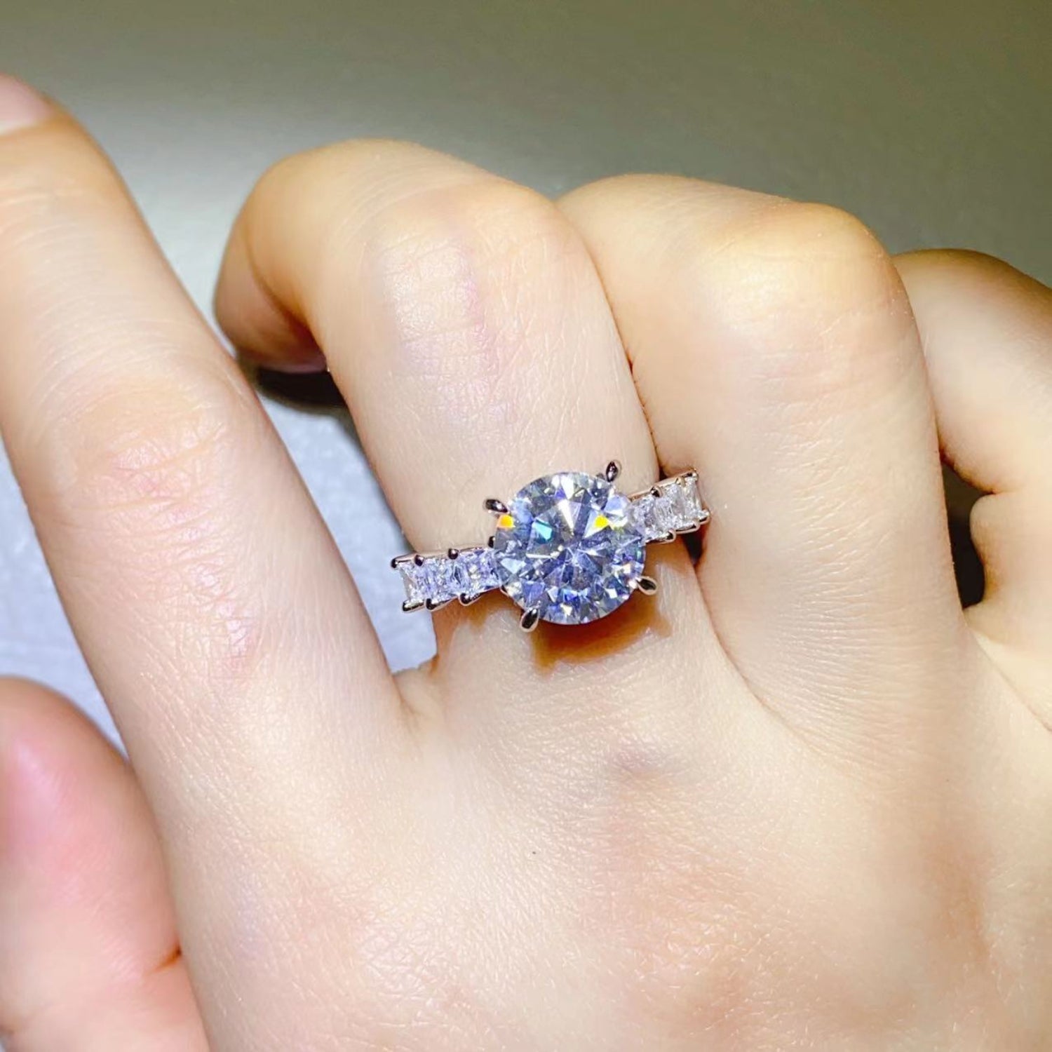 3 Carat high-end brilliance, street-royal design. Outshine diamonds with handcrafted luxury, flawless fire, and limited drops