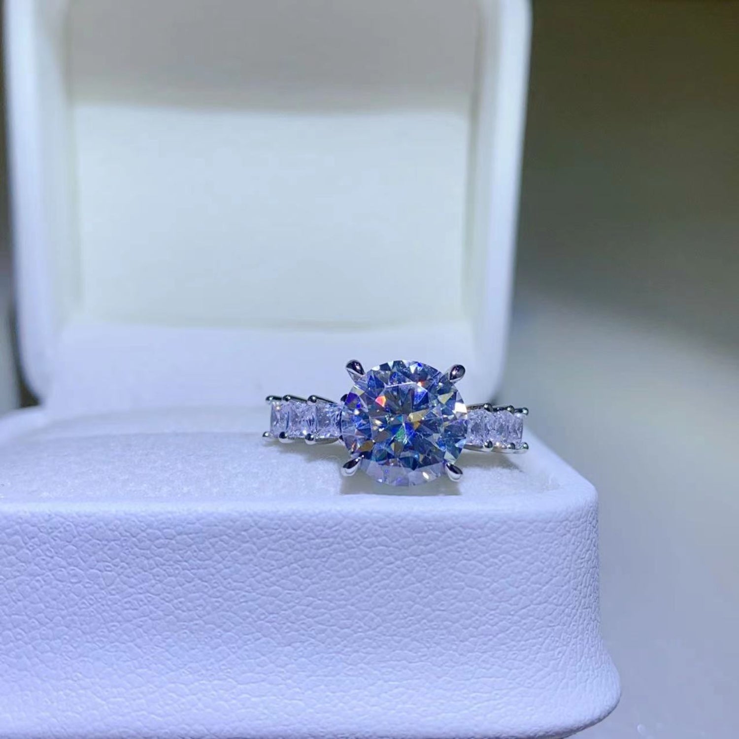 3 Carat high-end brilliance, street-royal design. Outshine diamonds with handcrafted luxury, flawless fire, and limited drops