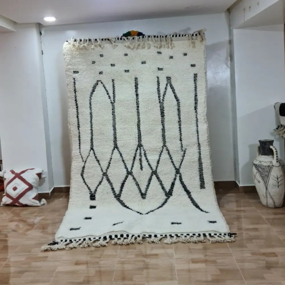 Handmade moroccan beni ouarain cream & black rug bedroom decor