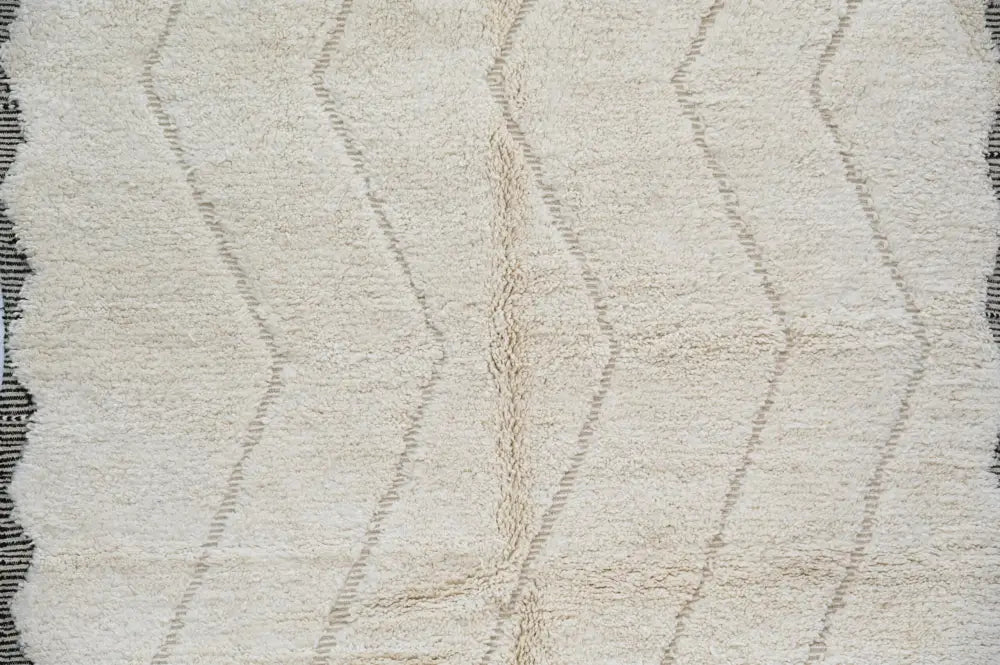 Handwoven cream and black tapis beni ouarain living room rug