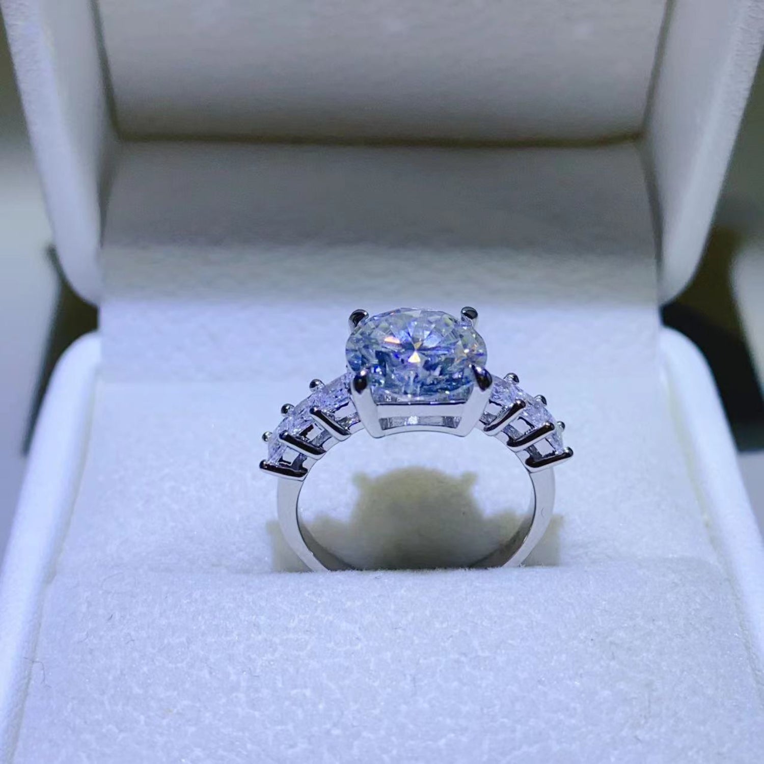 3 Carat high-end brilliance, street-royal design. Outshine diamonds with handcrafted luxury, flawless fire, and limited drops