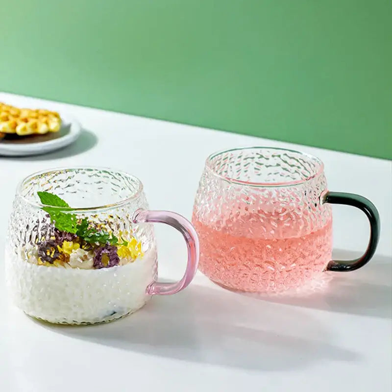 Hammer pattern glass mug with colorful handle – kitchen glassware