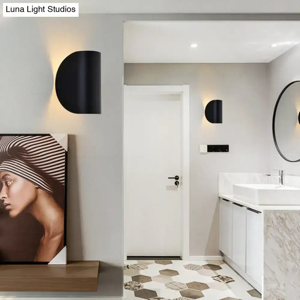 Modern curved gold wall sconce light – bedroom ambient lighting
