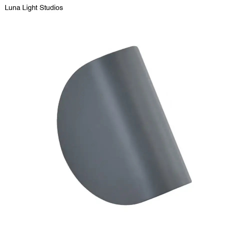 Modern curved gold wall sconce light – bedroom ambient lighting